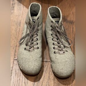 Men’s Out-Work High Top Green Camo

Size 13

Worn only a handful of times.